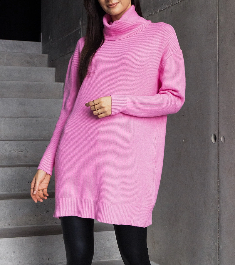 Długi różowy miękki sweter z golfem Kali