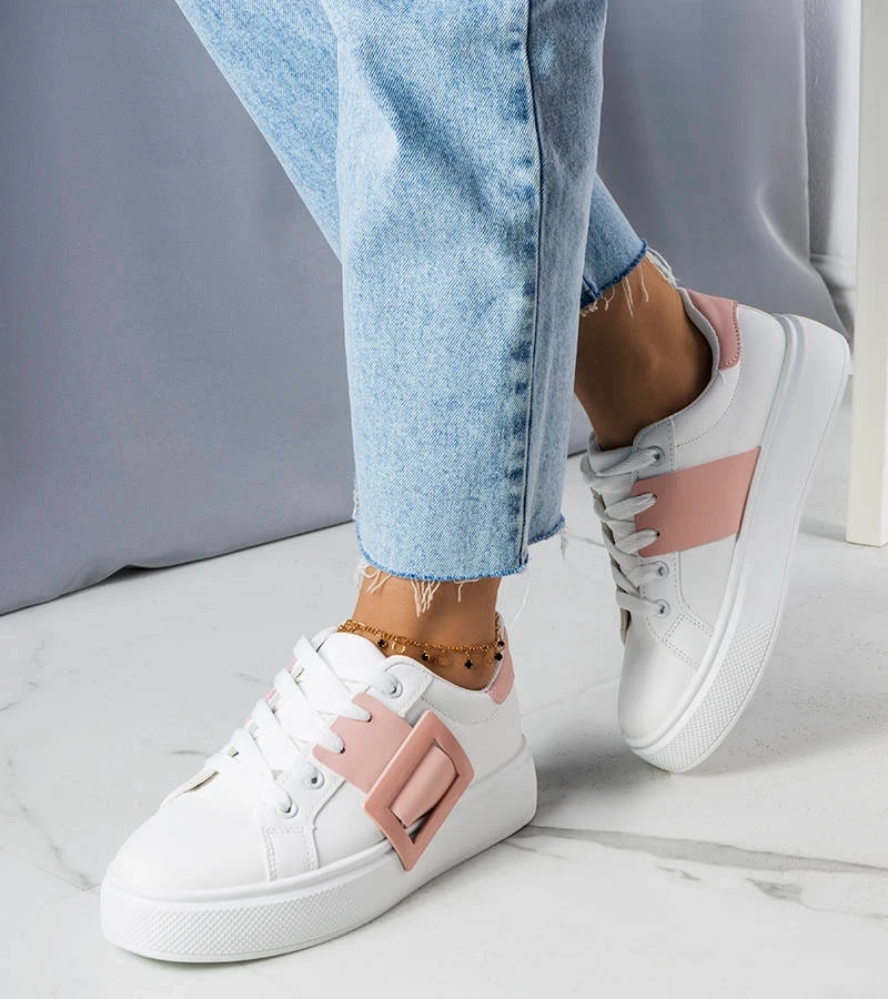 Białe sneakersy zdobione różową klamerką Toni