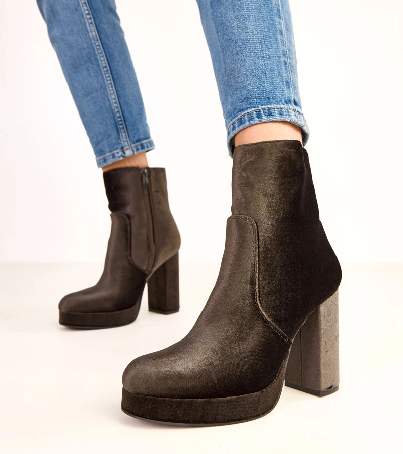 Zielone botki na słupku z połyskiem Asanda