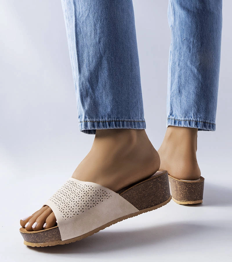 Beżowe ażurowe klapki na koturnie Bourque