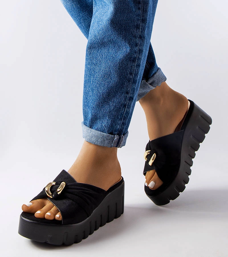 Czarne damskie klapki na koturnie Laura