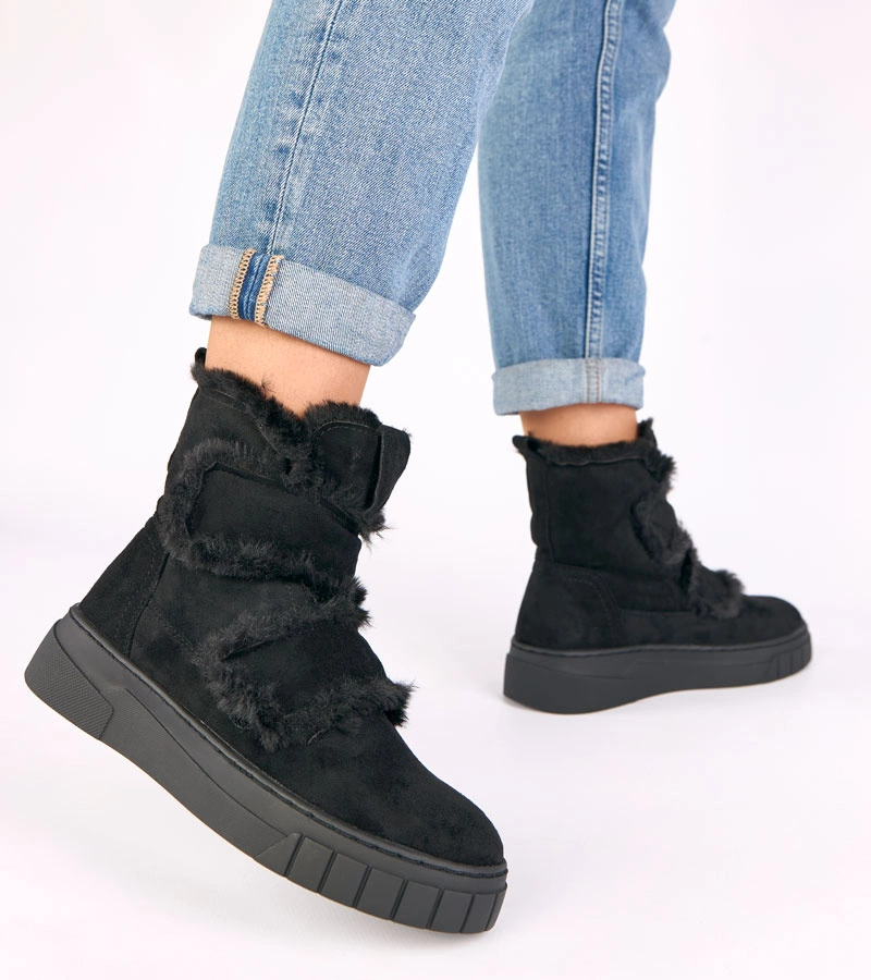 Czarne botki zapinane na rzep zdobione futerkiem Grace