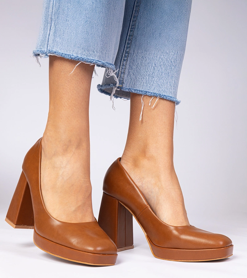 Brązowe czółenka na masywnym słupku Irenois