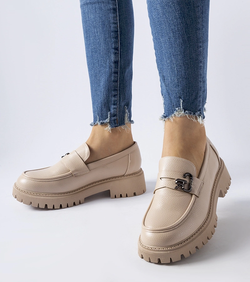 Beżowe klasyczne mokasyny z klamerką Francesca