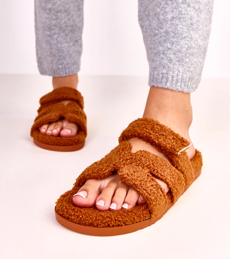 Brązowe futrzane kapcie z otwartym przodem Greigan