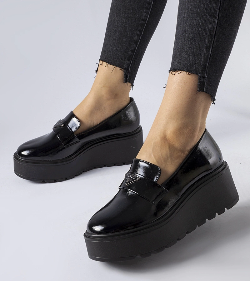 Czarne lakierowane mokasyny na platformie Monra