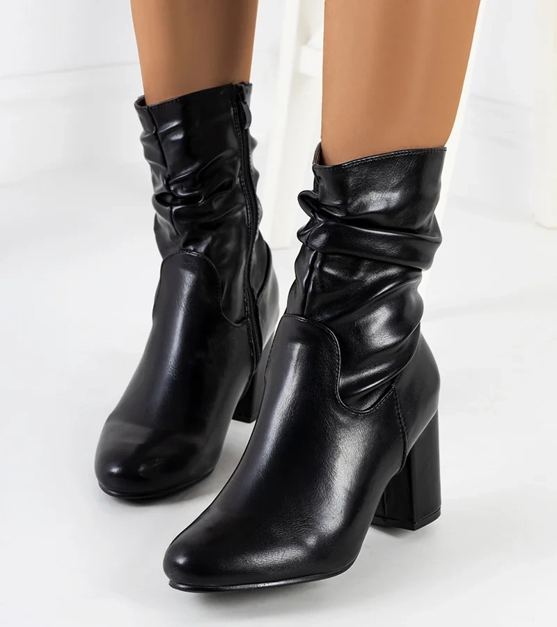 Czarne botki na słupku Hilda