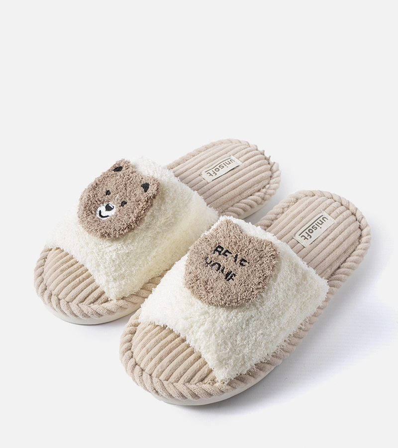 Beżowe kapcie z ozdobną naszywką Giraffe