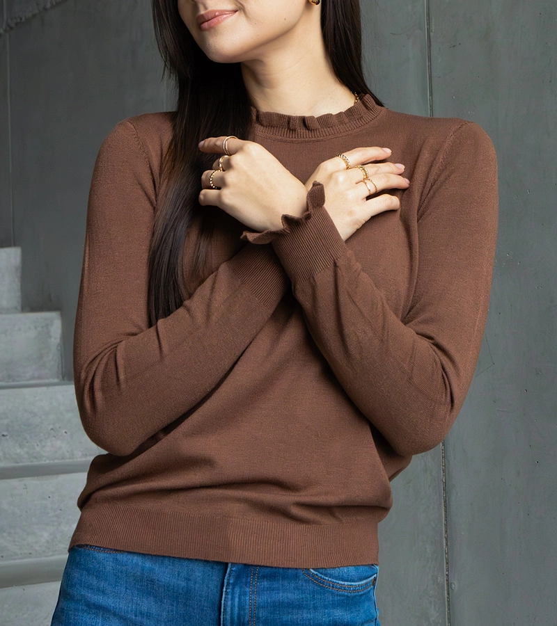 Brązowy miękki sweterek zdobiony falbanką Luel