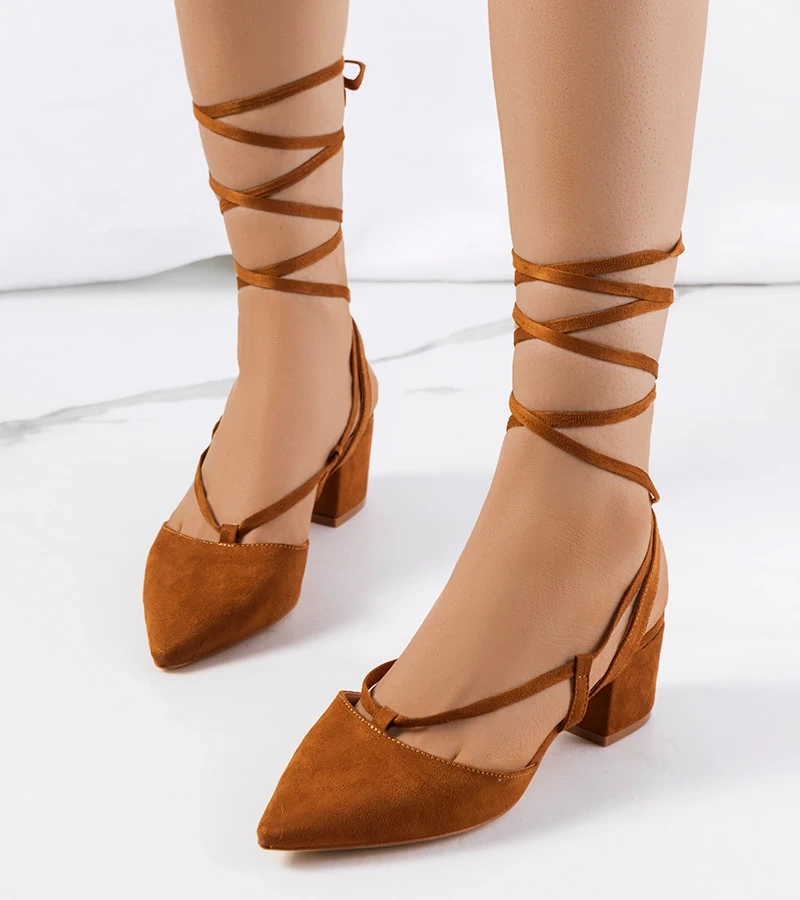 Brązowe wiązane czółenka na słupku Victoris