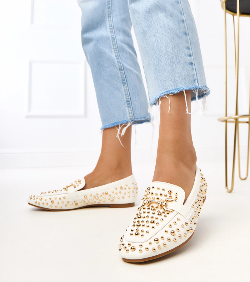 Białe mokasyny zdobione ćwiekami Lea