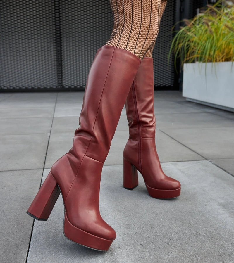 Bordowe kozaki na platformie i słupku Zoccorino