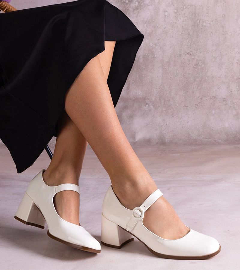 Białe czółenka z paskiem na słupku lyraa