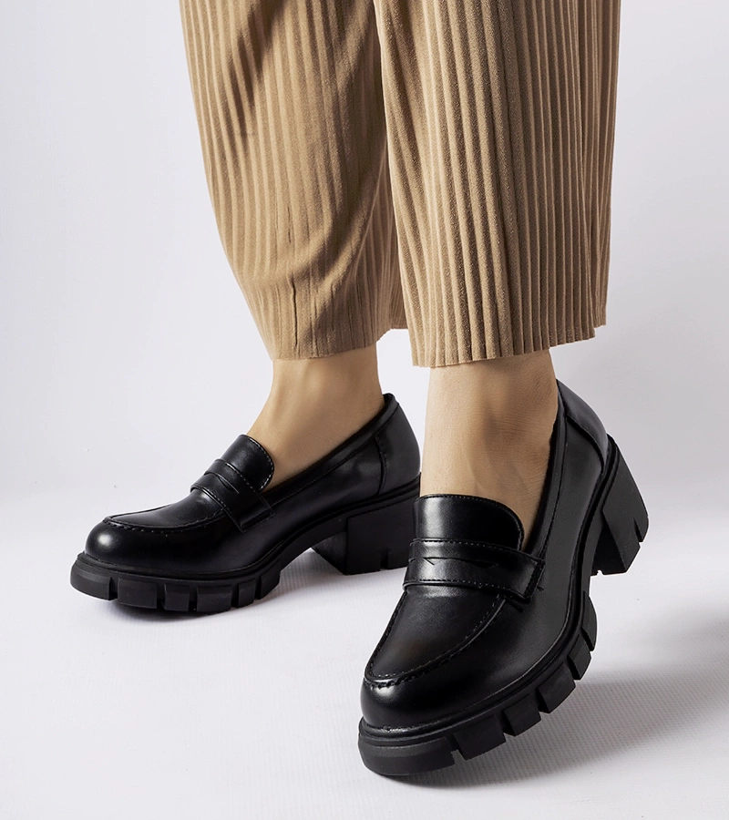 Czarne klasyczne mokasyny na klocku Dina