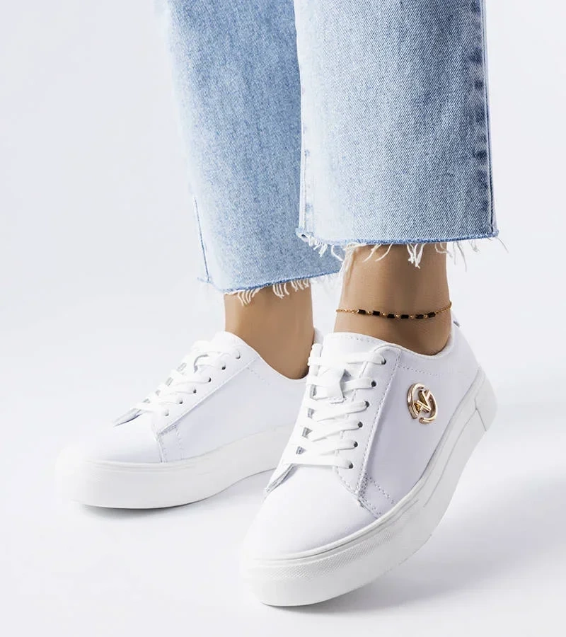 Białe tenisówki zdobione złotym logo Vinceza