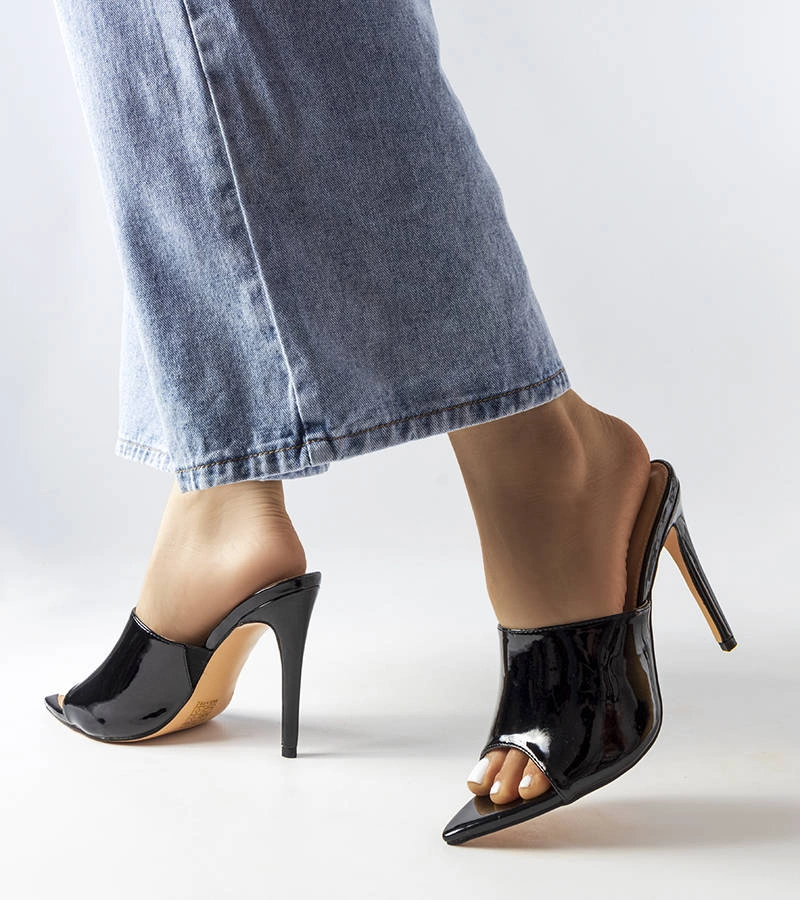 Czarne lakierowane klapki na szpilce Wasima