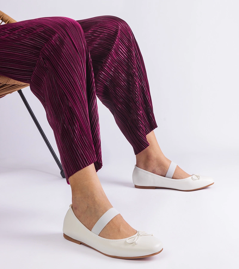 Białe balerinki z gumką i ozdobną kokardką Newton