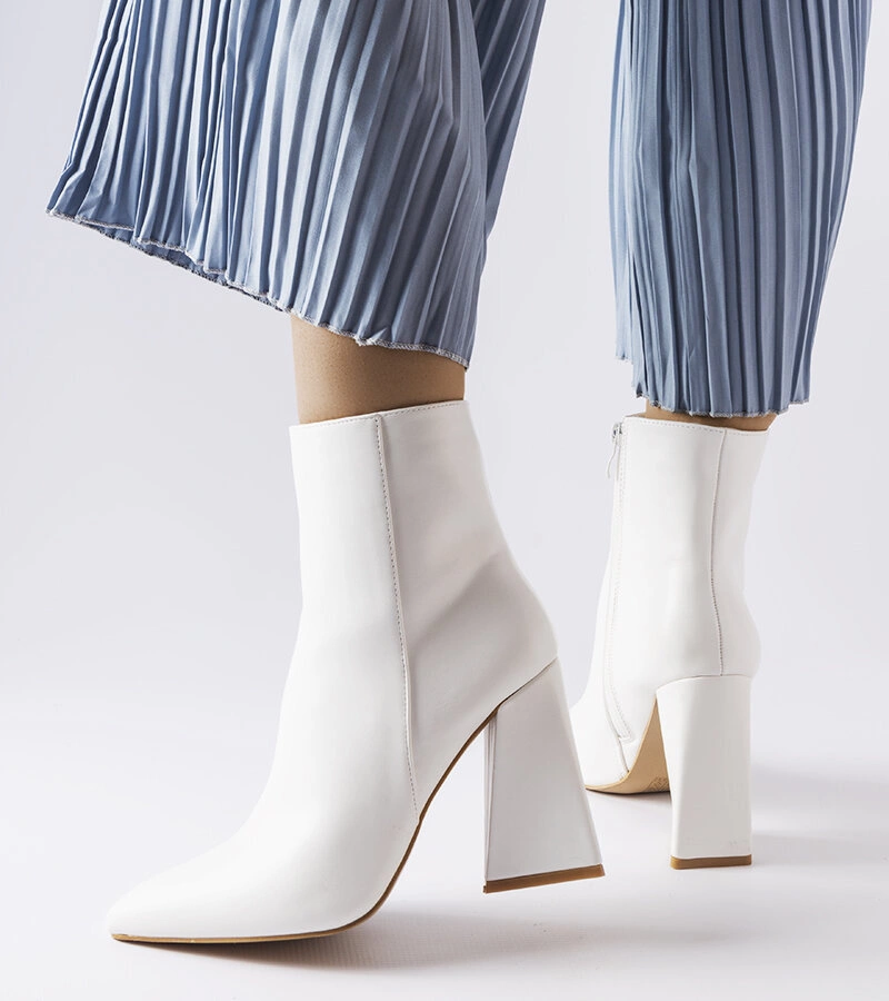 Białe botki na asymetrycznym słupku Abelina