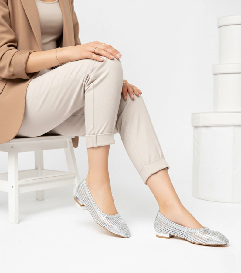 Srebrne ażurowe balerinki na niskim obcasie Simone