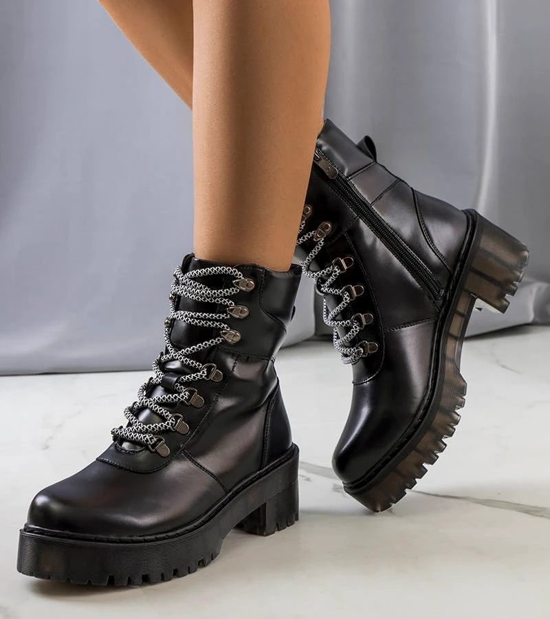 Czarne botki z ozdobnym wiązaniem Hildel