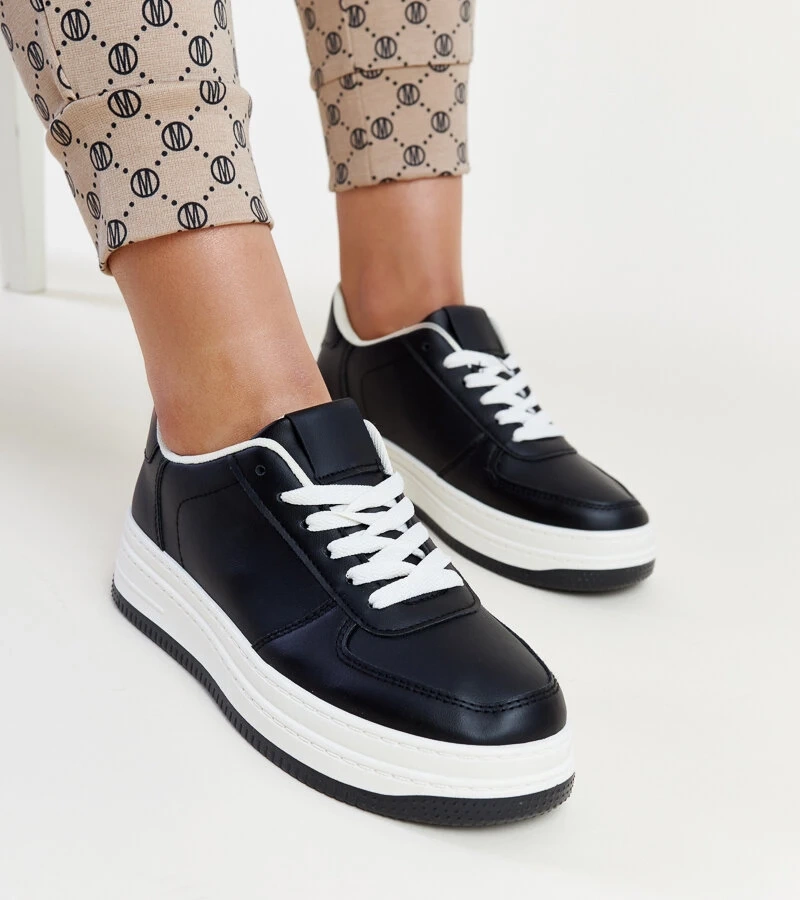Czarne sneakersy na platformie Cvita