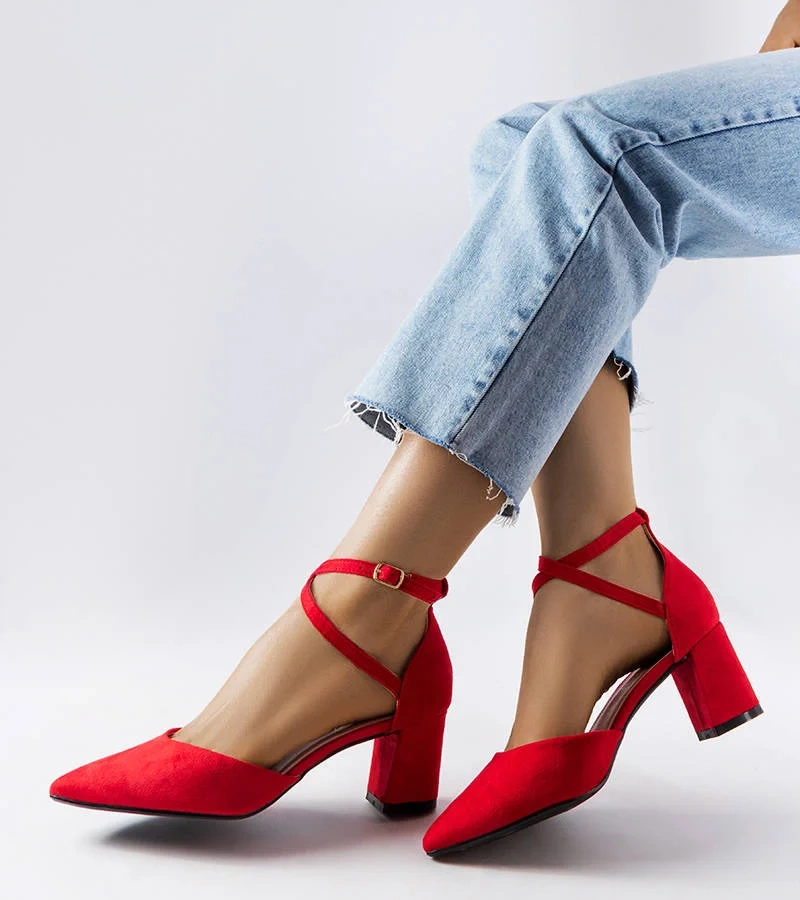 Czerwone czółenka na słupku Bensalem