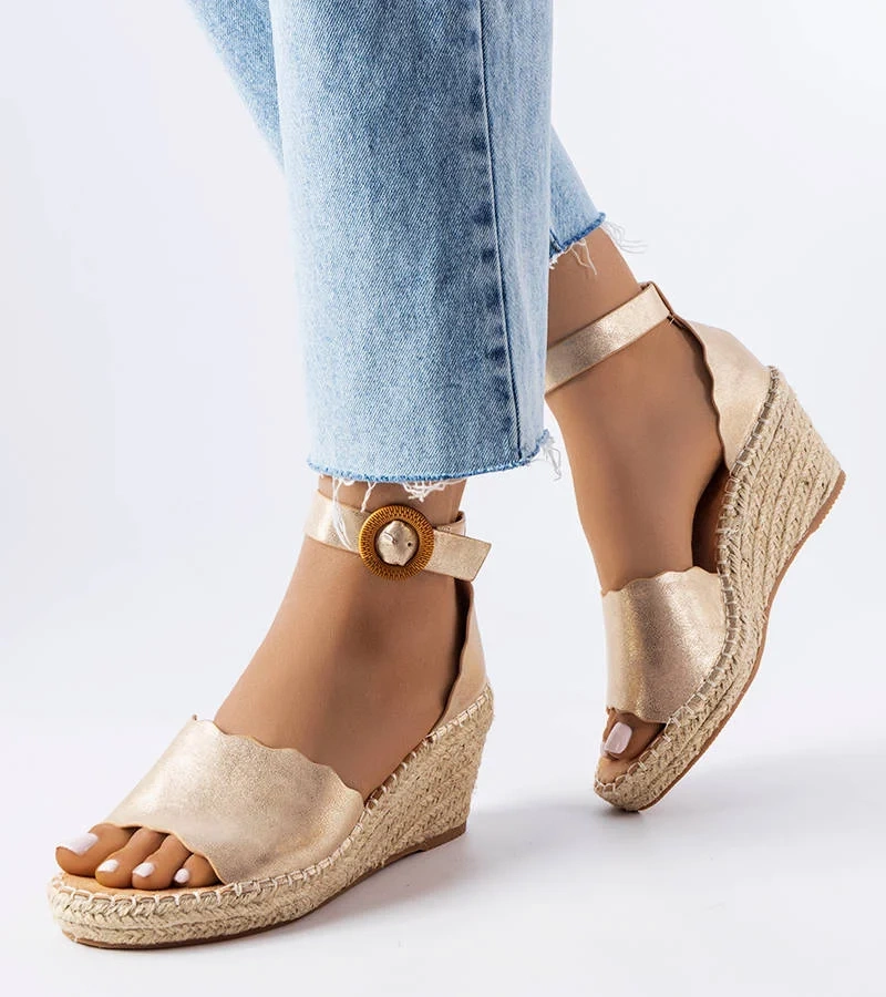 Złote espadryle na koturnie Turcotte