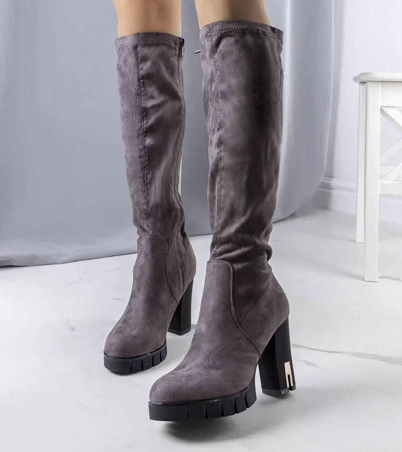 Szare kozaki ocieplane na słupku Clorin