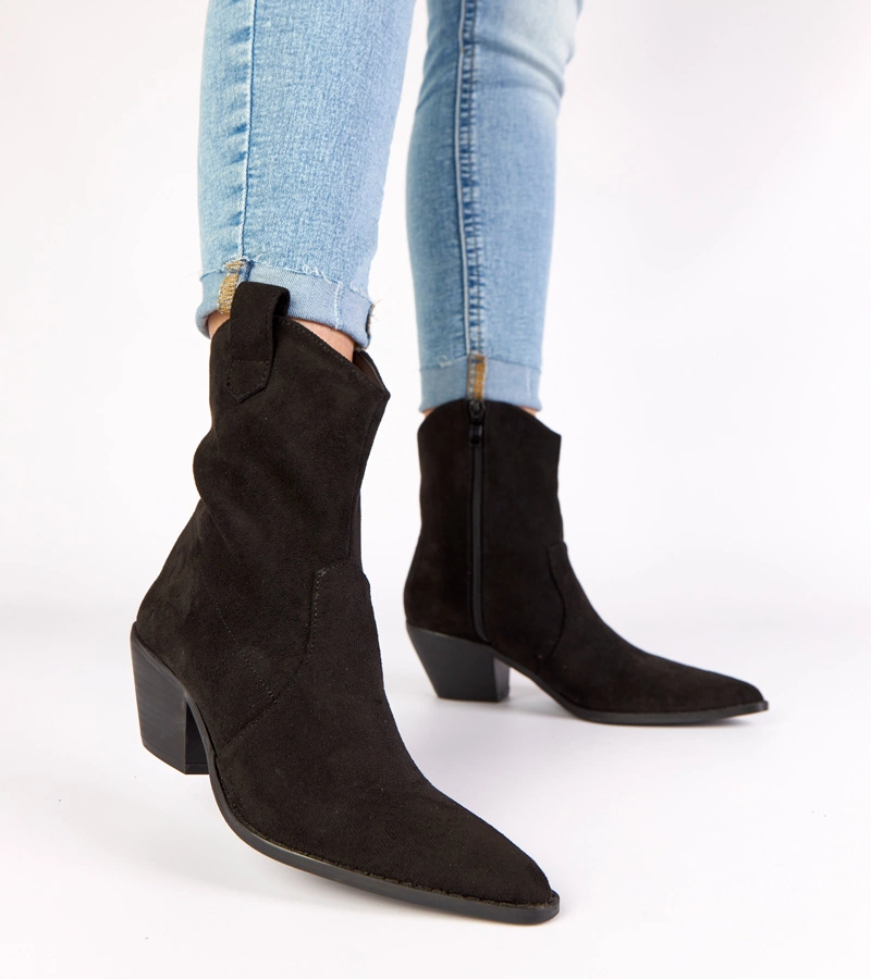 Czarne kowbojki na słupku Alka