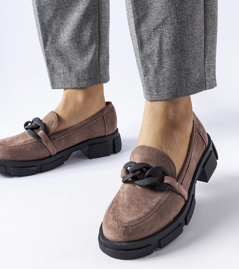 Brązowe mokasyny z łańcuchem eko-zamsz Suelli