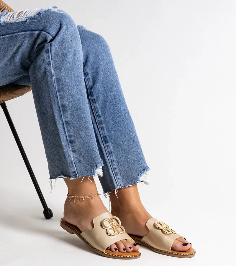 Złote klapki z ozdobną klamerką Safi