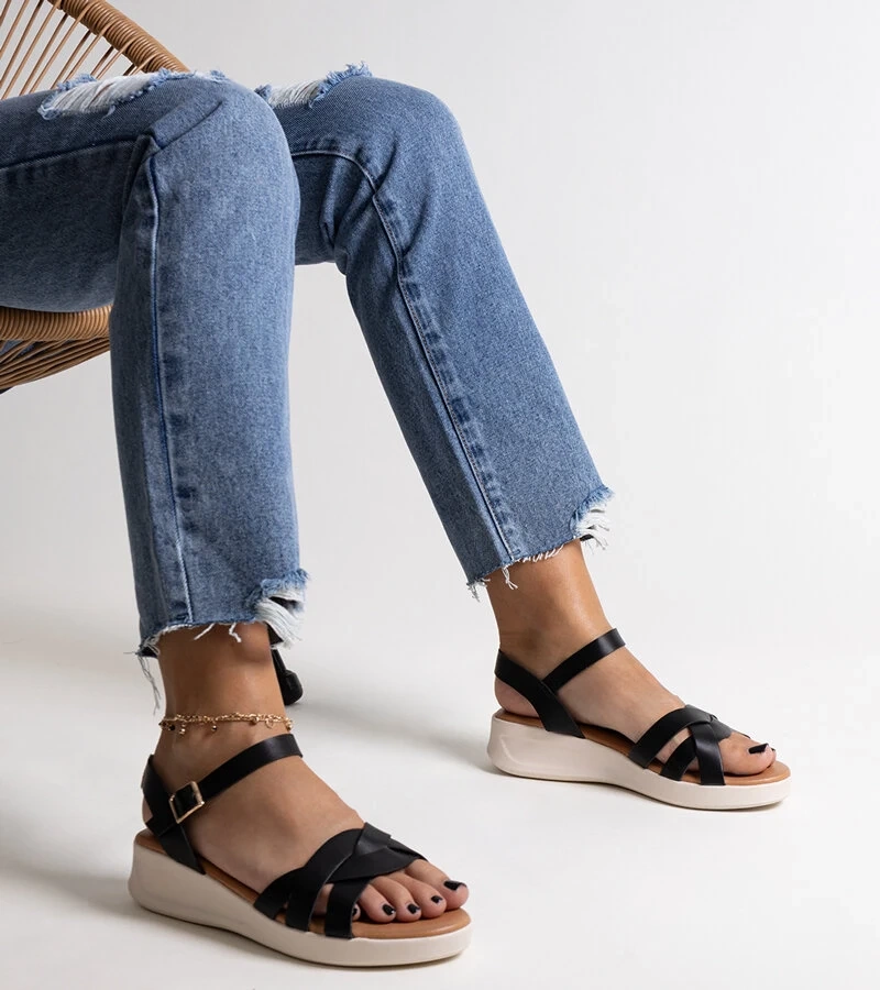 Czarne sandałki na niskiej koturnie Khalida