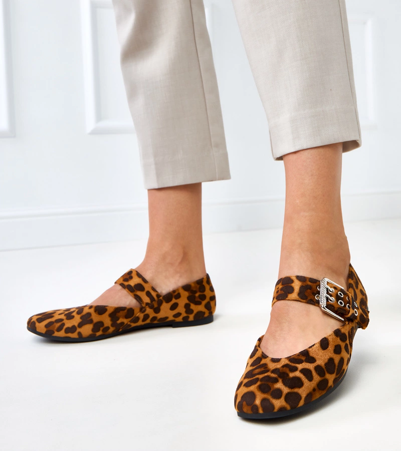 Panterkowe balerinki z ozdobną klamerką Damia