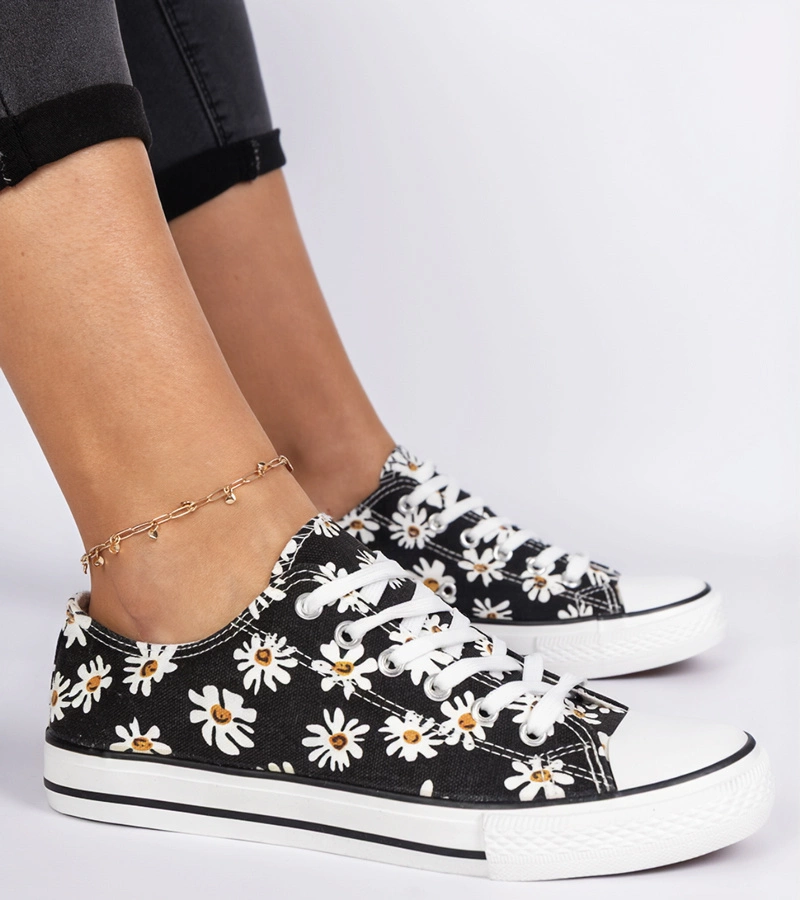 Czarne trampki damskie materiałowe w kwiatuszki Lazates