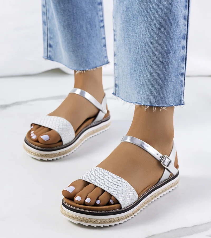 Srebrne sandały na zdobionej platformie Acton