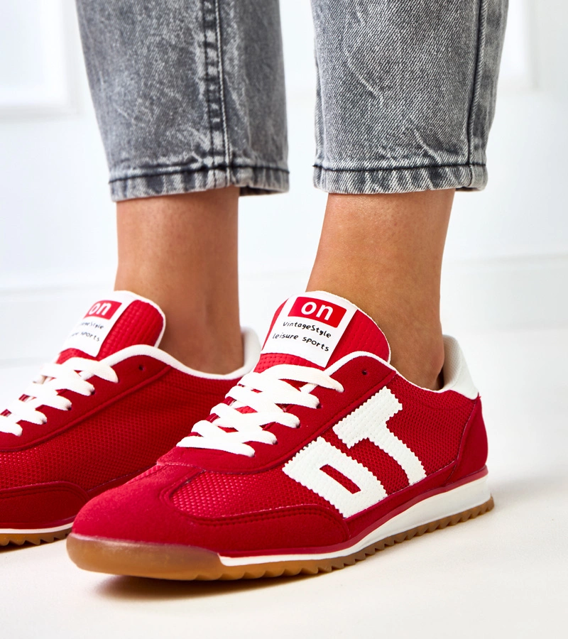 Czerwone sneakersy sportowe z białymi elementami Ainslie