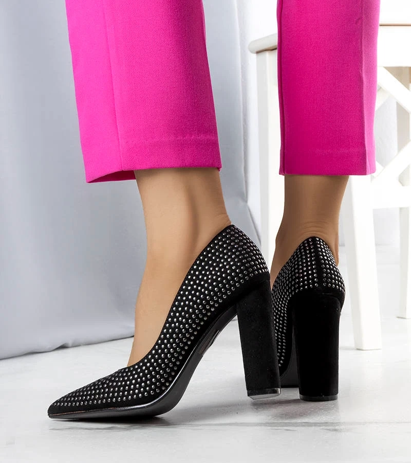 Czarne czółenka na słupku Torins