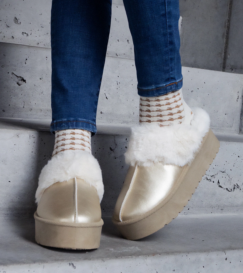 Złote kapcie na platformie ozdobione futerkiem Asza