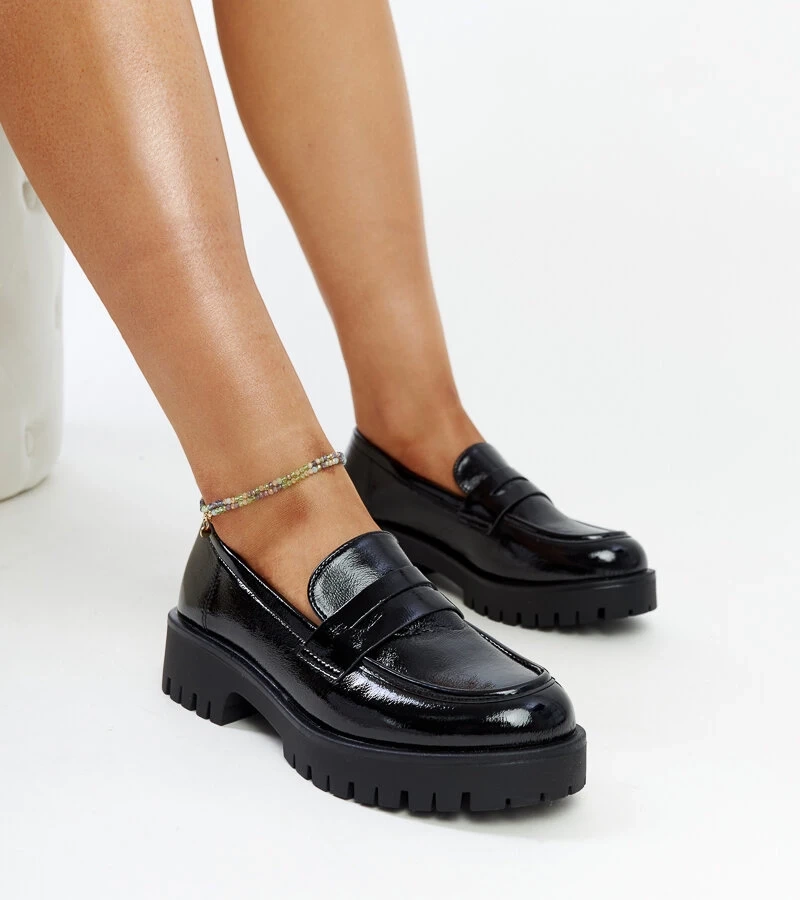 Czarne lakierowane półbuty ze skórzaną wkładką Sini