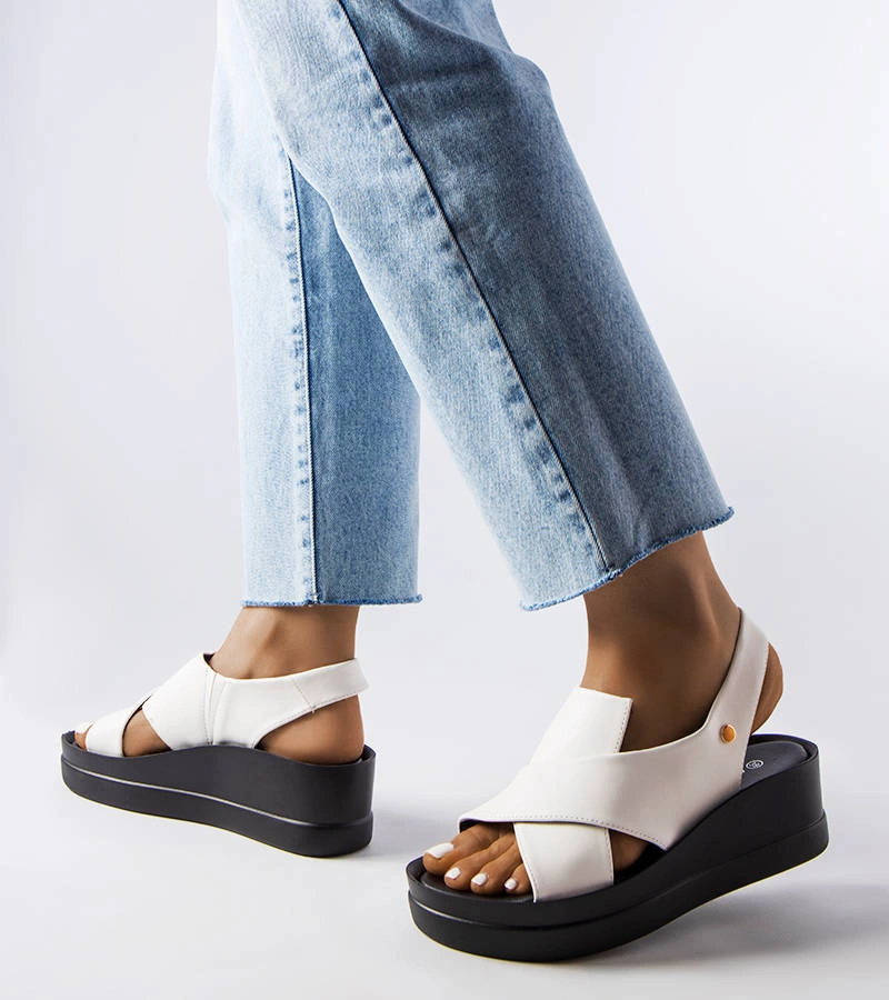 Białe sandały na koturnie Adelina