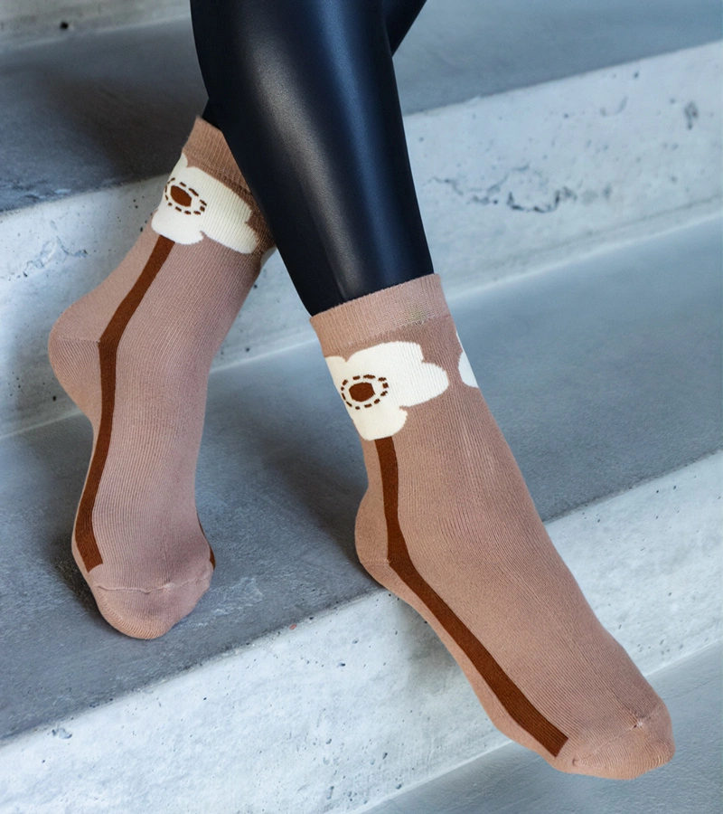 Brązowe ciepłe skarpetki z kwiatuszkiem Sella