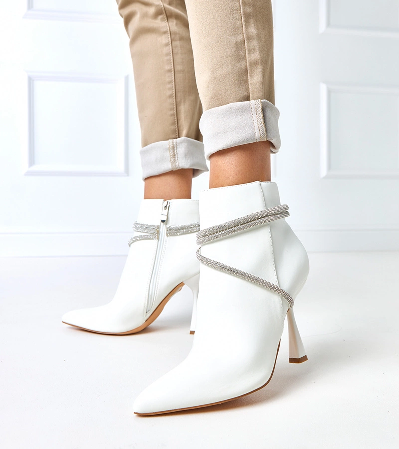 Białe botki na szpilce zdobione cyrkoniami Fantagaro