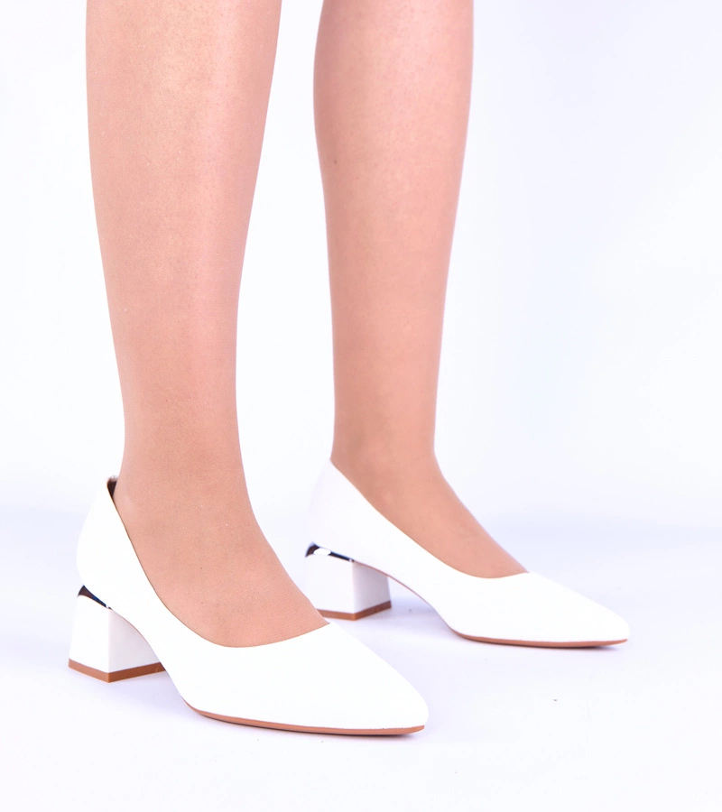 Białe czółenka na niskim słupku ze srebrnym akcentem Vallisa