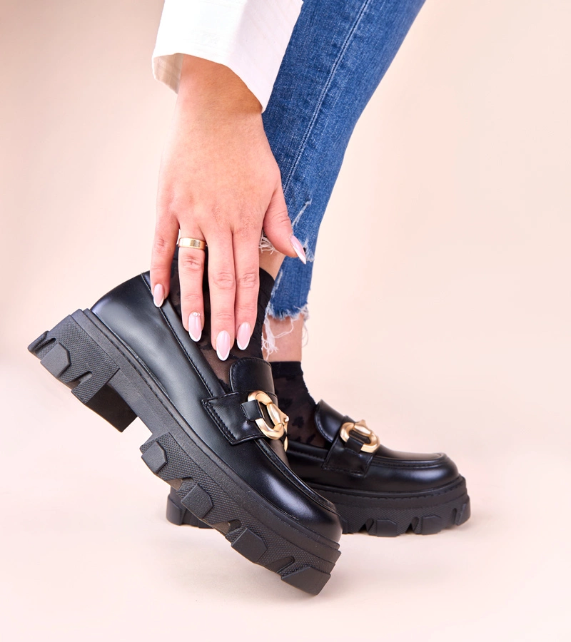 Czarne mokasyny ze złotą ozdobą Ruben