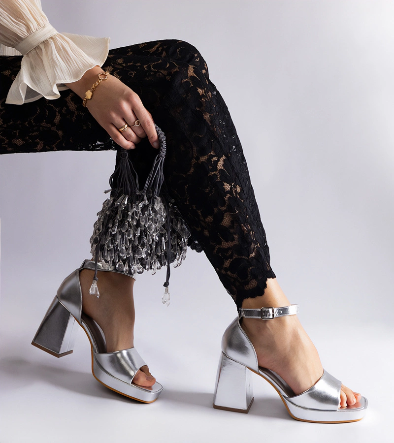 Srebrne sandały na masywnym obcasie Barriosa