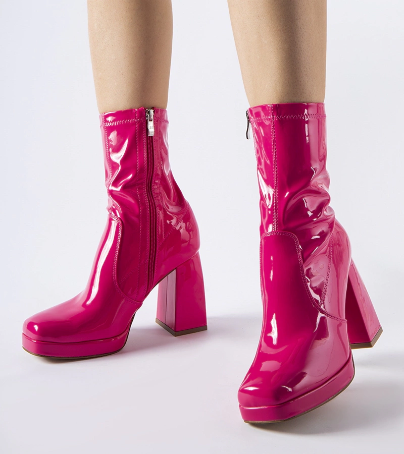 Różowe lakierowane botki na słupku Joalic