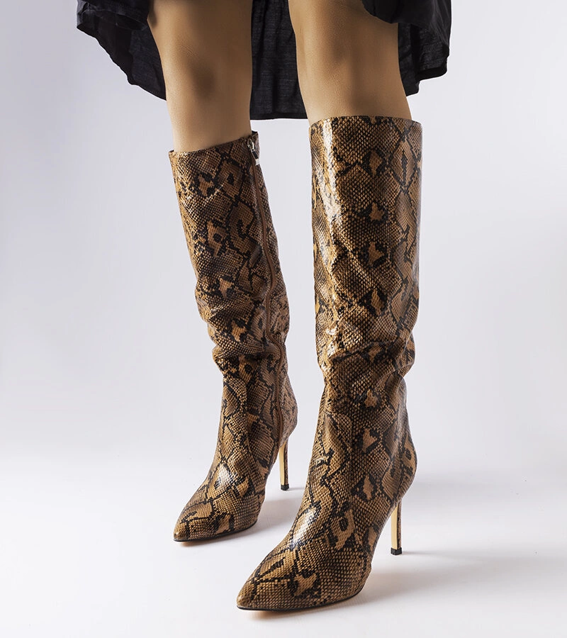 Brązowe wężowe kozaki na szpilce Carmine