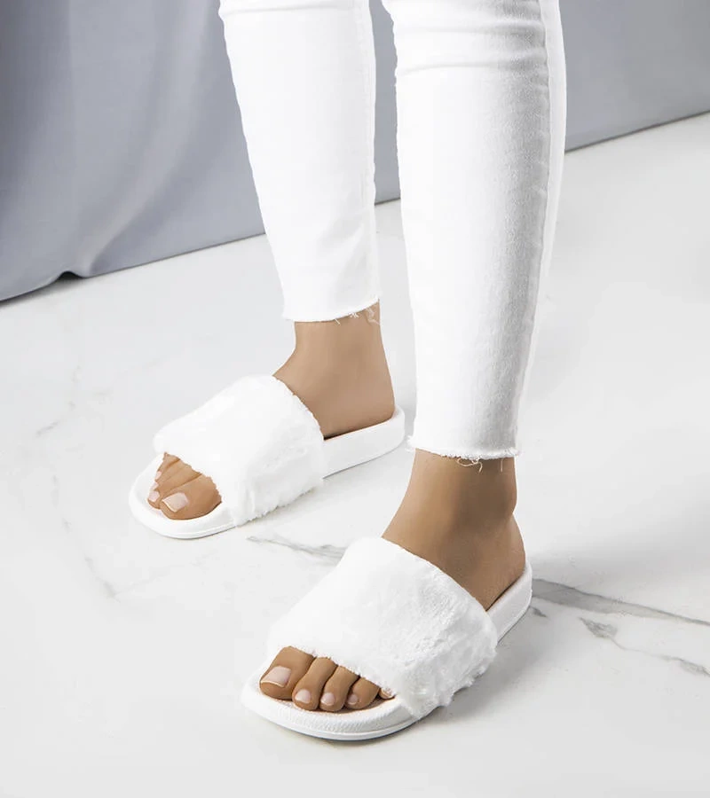 Białe klapki z futerkiem Ivory