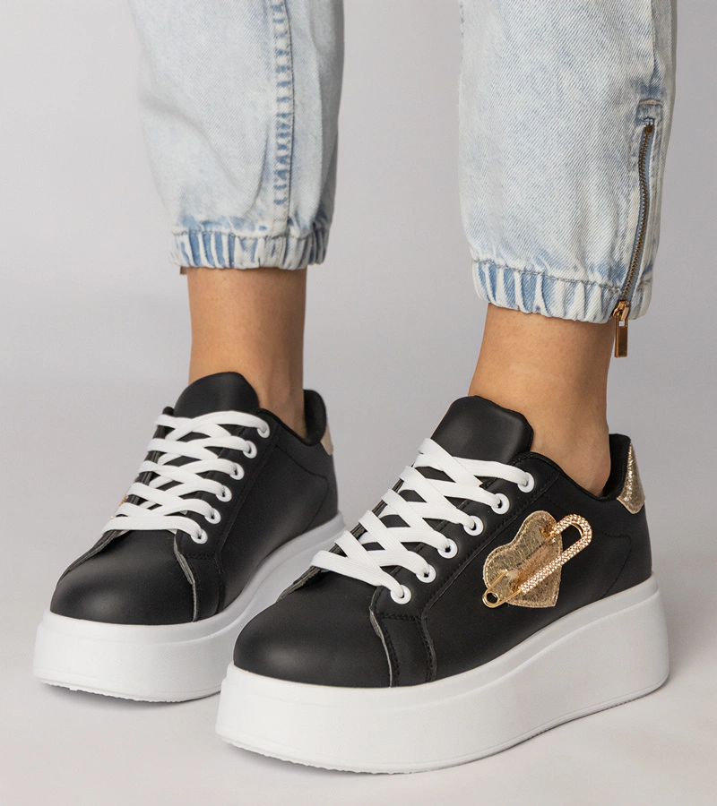 Czarne sneakersy z serduszkiem przeciętym szpilką Lerisol