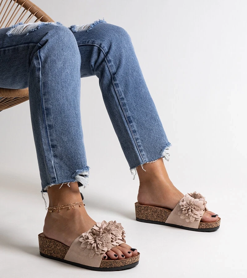 Klapki beżowe z kwiatami na platformie Apolonia